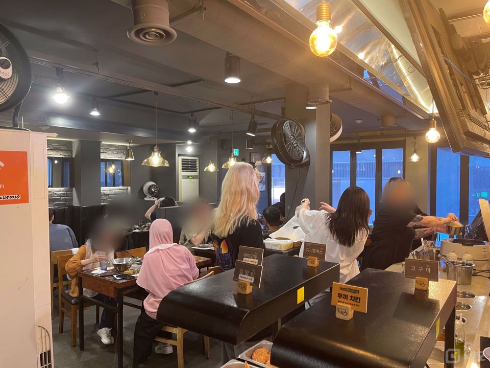 동교동 최고의 상권, 외국인 및 신규 유입 최고 떡볶이점 매물의 1번째 사진