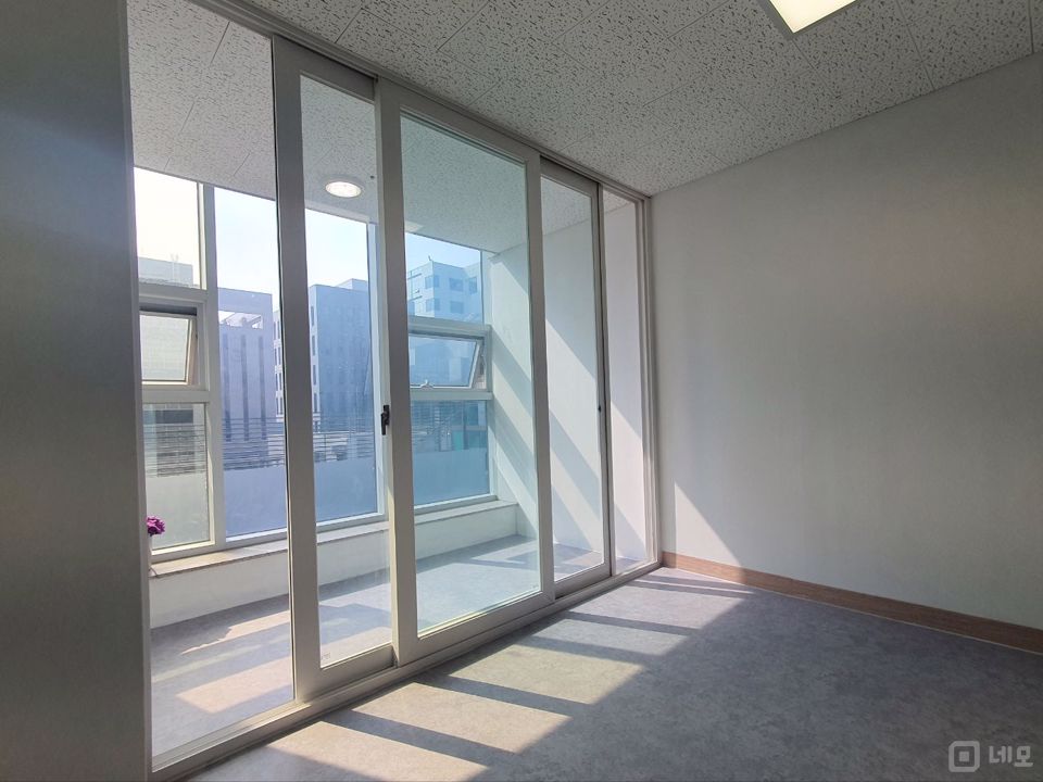 최근 리모델링 완료한 인테리어 사무실 즉시입주 가능 매물의 3번째 사진