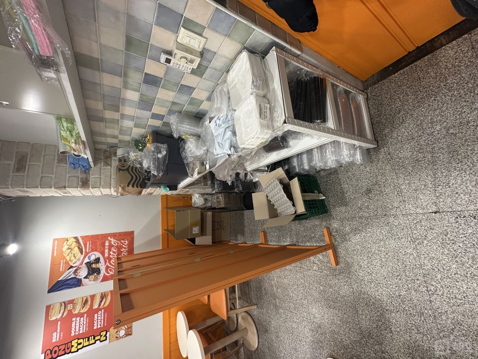 영통역 인근, 깔끔한 인테리어 및 시설 완비된 영통동 1층 카페 매물의 4번째 사진