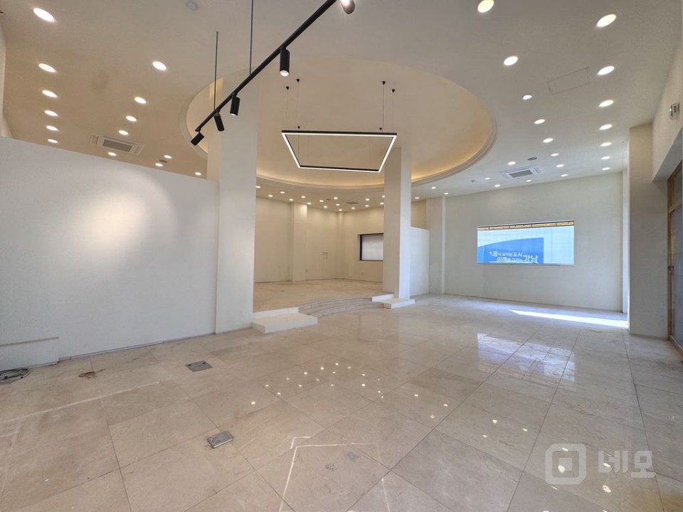 강남구청역 인근에 위치한 가시성,접근성 좋은 무권리! 1층 상가! 매물의 3번째 사진