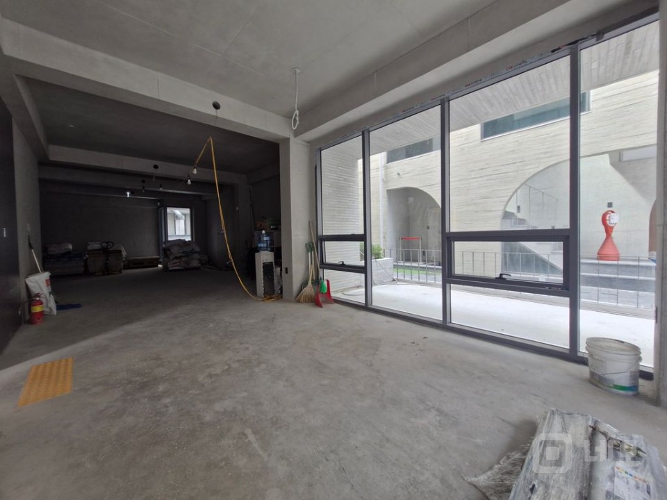 역삼동 핵심상권 1층 상가! 신논현역 인접 · 젊은층 핫플 입지 매물의 2번째 사진