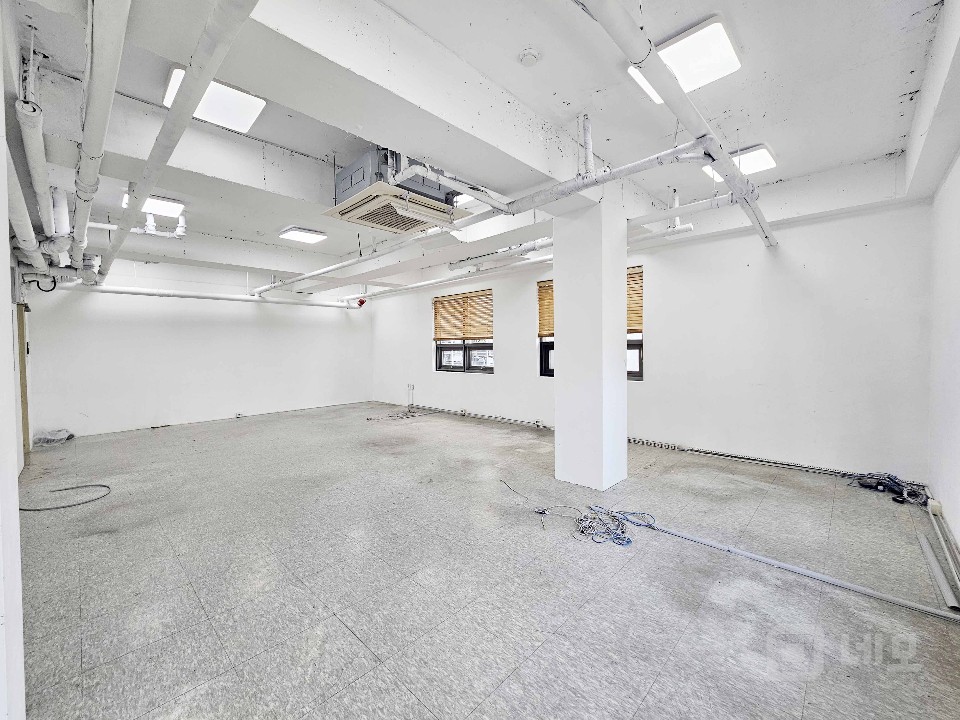 I세븐I 합정역 역세권 높은층고 화이트인테리어 무권리 사무실 매물의 8번째 사진