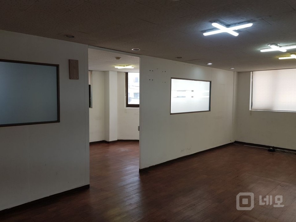역세권내부칸막이 월세저렴 통베란다주차가능법인및개인사무실로 강추 매물의 2번째 사진