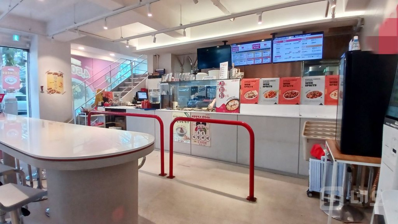 종각역 청계천인근 대로변 코너 1층+2층 가시성 좋은 상가 매물의 1번째 사진