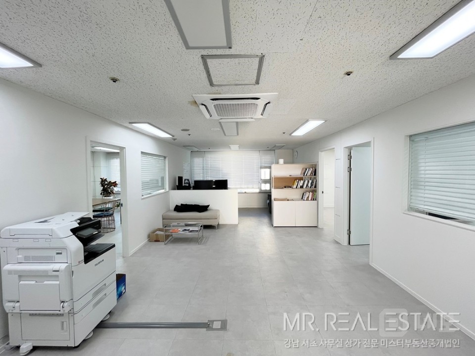 선정릉대로변초역세권 단독층 자주식주차 무권리화이트톤 홀+룸3+탕비 매물의 16번째 사진