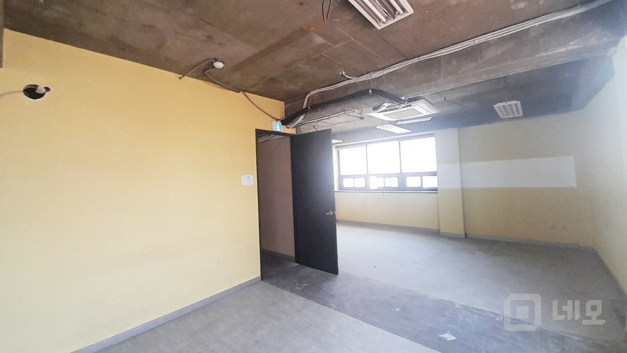 🏢 성산동 4층 단독 사무실 임대! 넓은 393.1㎡ 공간 확보 매물의 6번째 사진