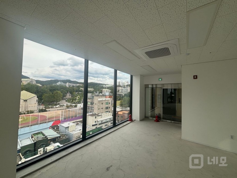 무권리 이대앞 신축 첫입주 이면 통창 개방감 좋은 상가 사무실 매물의 2번째 사진