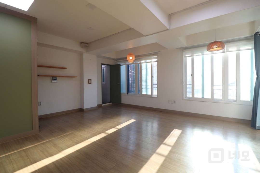 홍대 연남동 풍부한 자연광 작업실 사무실(바닥난방) 매물의 8번째 사진