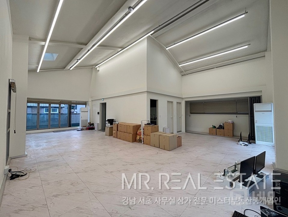언주역 도보3분역세권.테라스있는 층고있는 사무실.개방감굳 매물의 1번째 사진