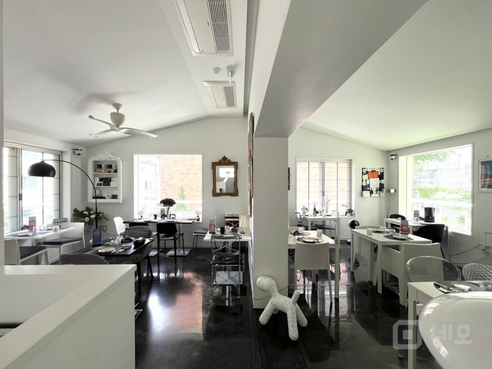 한남동 럭셔리 상권, 사운즈한남-마르지엘라 등, 멋진 주택형 근생 통임대 매물의 3번째 사진