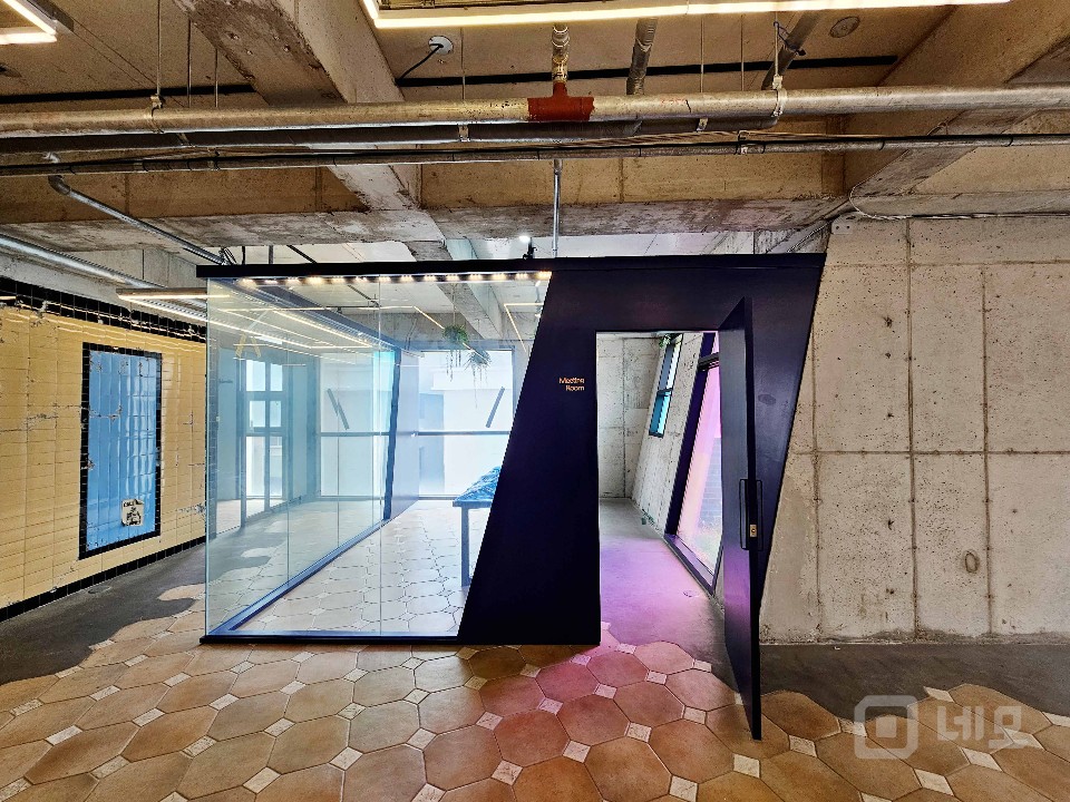 I세븐I 홍대상상마당 트랜디 인테리어 까페느낌의 사무실 매물의 8번째 사진