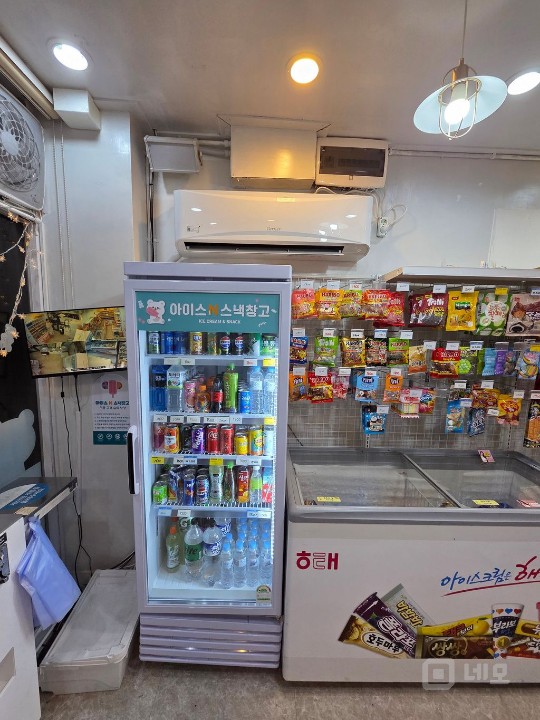 대로변 버스정류장 앞에 위치한 무인아이스크림 매장입니다!  매물의 4번째 사진
