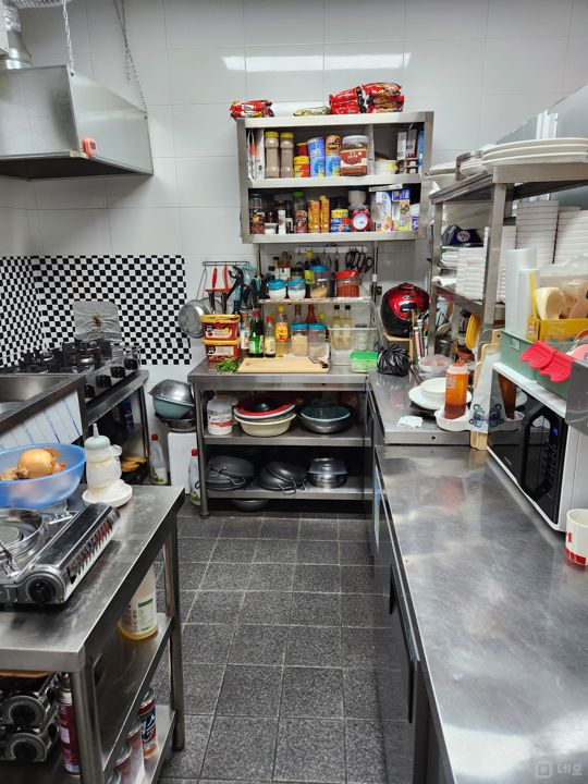 신월동 주거지역 위치, 깔끔한 인테리어, 주방 시설 완비된 실내포차 매물의 3번째 사진