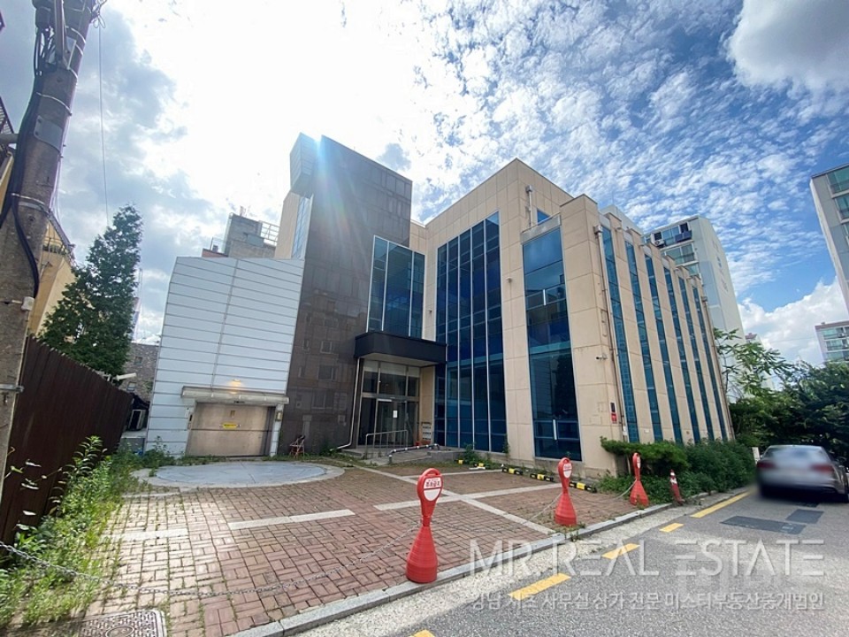 실사진 논현역인근 통사옥 주차 10대 노출천장 레일조명 매물의 1번째 사진