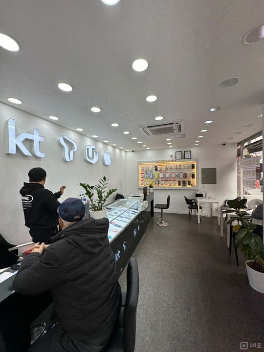 대로변 코너 1층, 은행나무시장 인근에 위치한 시흥동 이동통신점 매물의 1번째 사진