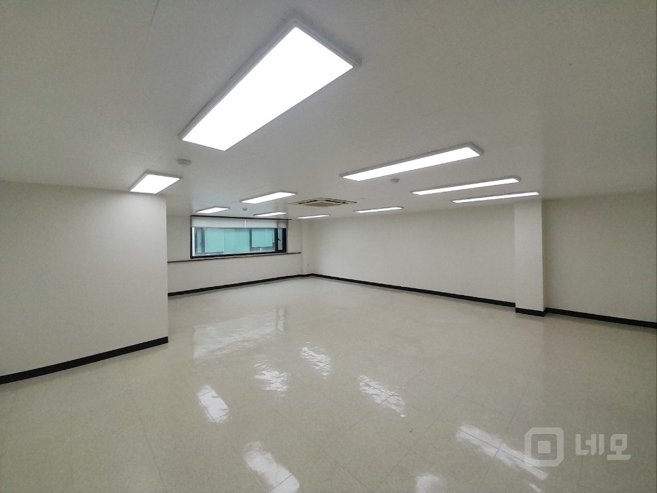 🏢 마포역 도보 1분! 실속형 24평 사무실 매물의 3번째 사진