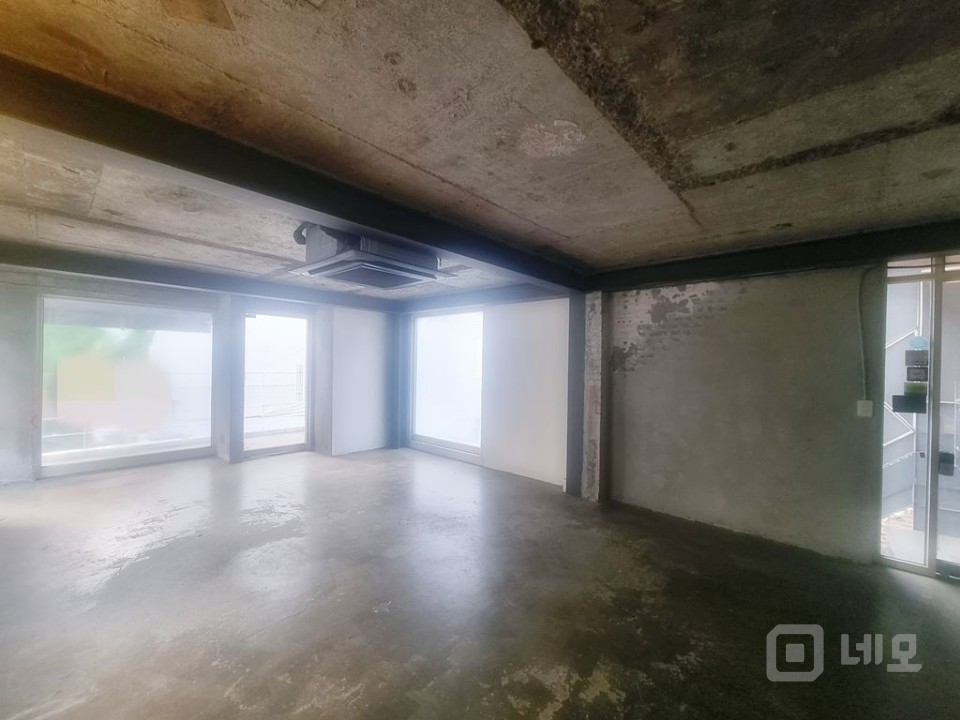 홍대 땡땡거리 빈티지스타일 가성비 좋은 테라스상가사무실!! 매물의 6번째 사진