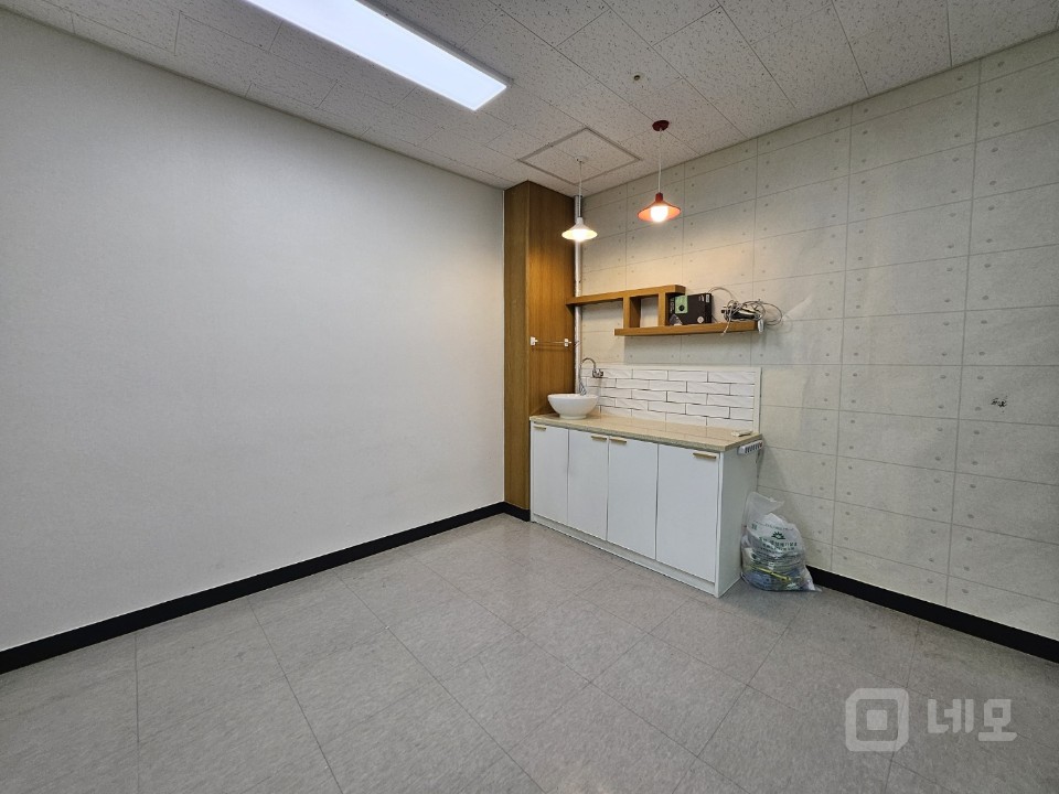 실30평 룸2개 탕비실 인테리어 깔끔, 가성비 좋은 사무실 임대 매물의 7번째 사진