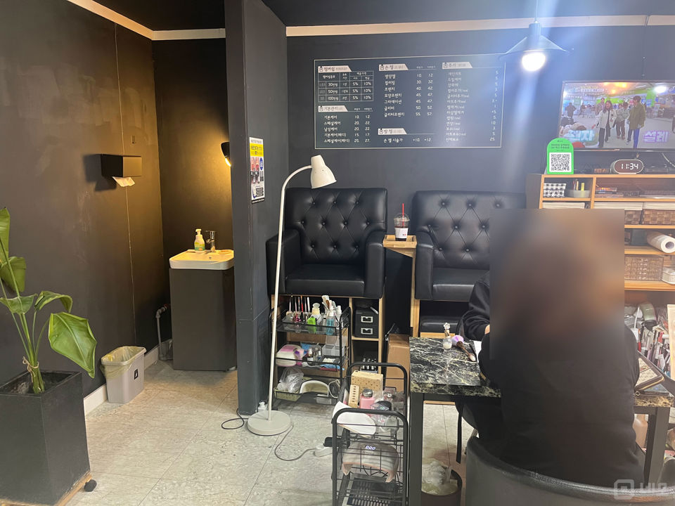 산본역 역세권, 산본동 번화가에 위치한 네일아트샵 매물의 2번째 사진