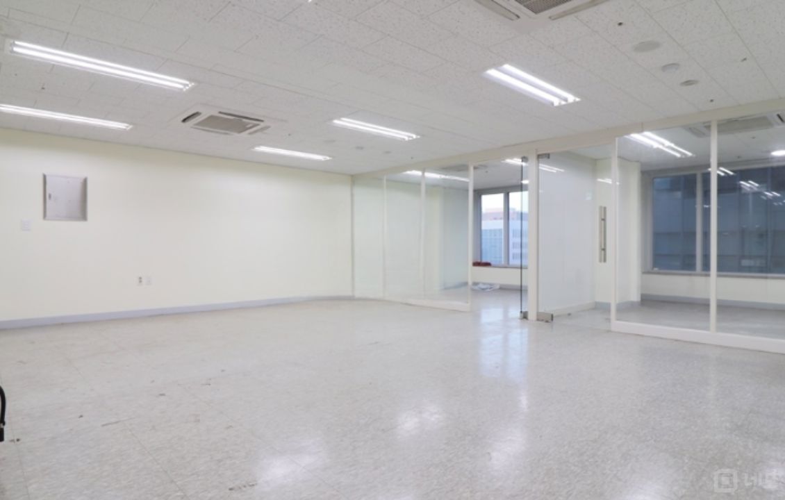 [실매물]회의실, 대표실, 메인공간 넓은 정사각형 실사용 25평대 사무실 매물의 2번째 사진