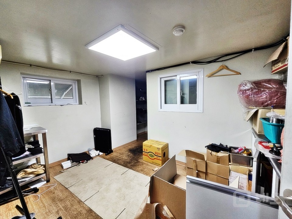 JS 홍대입구역 사거리 인근 대로변 대형 1층 상가임대 매물의 13번째 사진