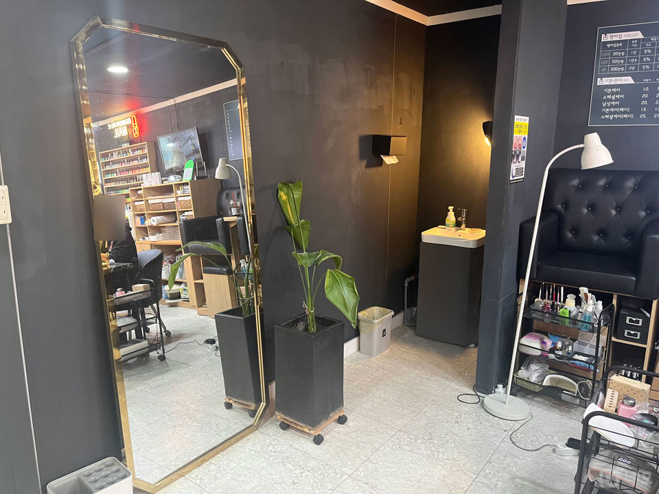 산본역 역세권, 산본동 번화가에 위치한 네일아트샵 매물의 3번째 사진