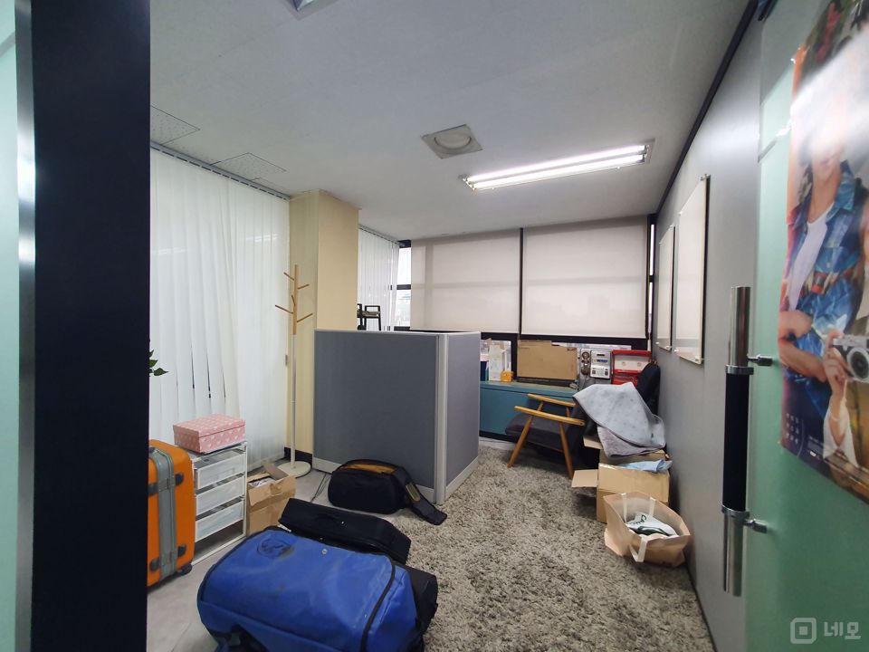 창천동 버스정류장 바로 앞 가시성 좋은 사무실 매물의 8번째 사진