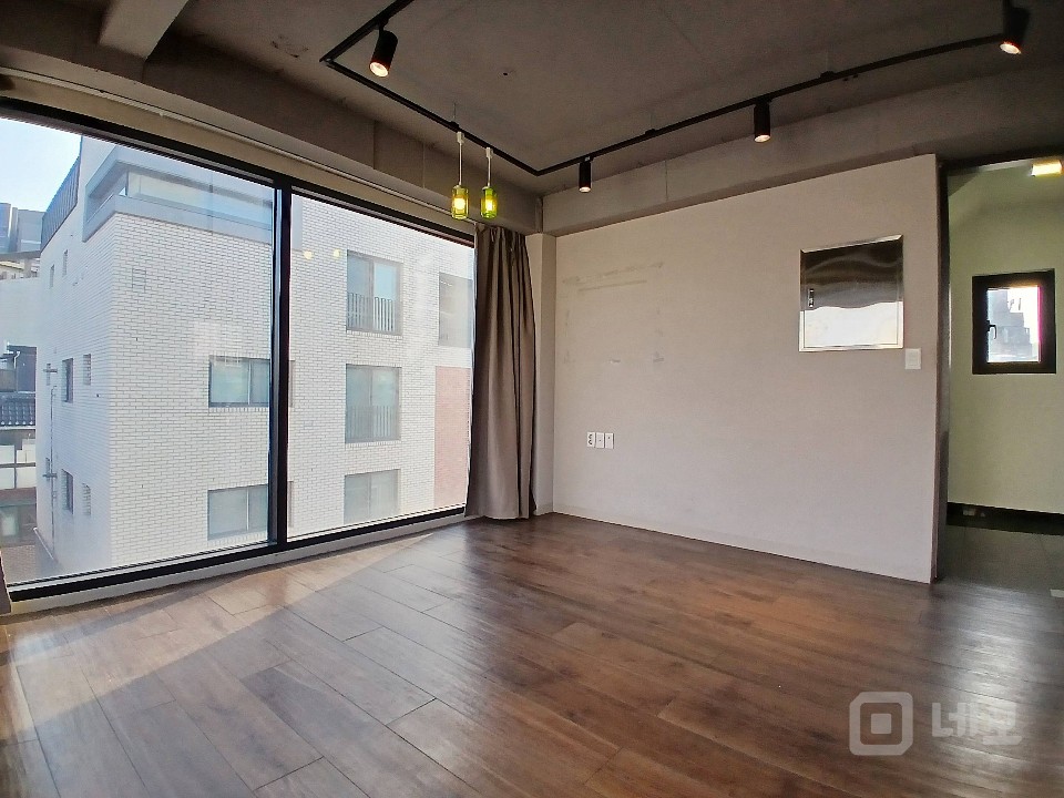 6호선 망원역 도보 10분 신축급 최상의 컨디션 사무실, 작업실 매물의 5번째 사진