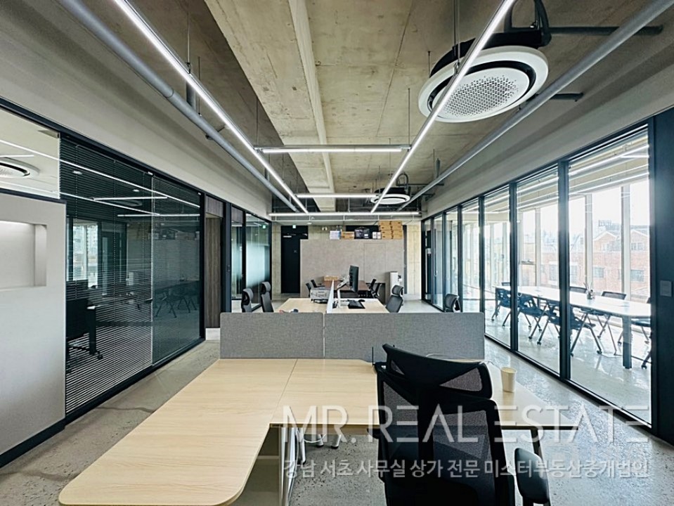 더블역세권, 완벽한 인테리어, 무료주차2대,  대로변 위치 매물의 3번째 사진