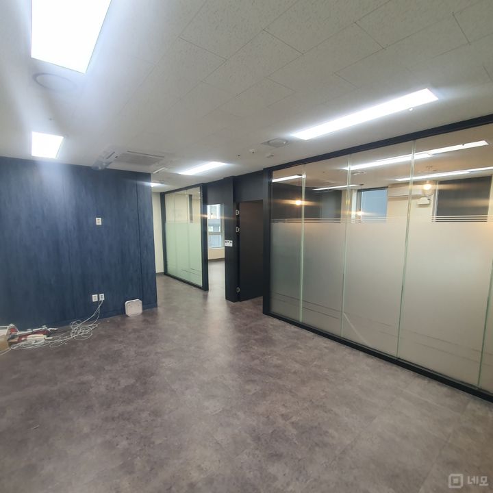 외부파샅, 대표실,회의실, 개별에어컨 있는 룸인테리어 사무실 매물의 1번째 사진