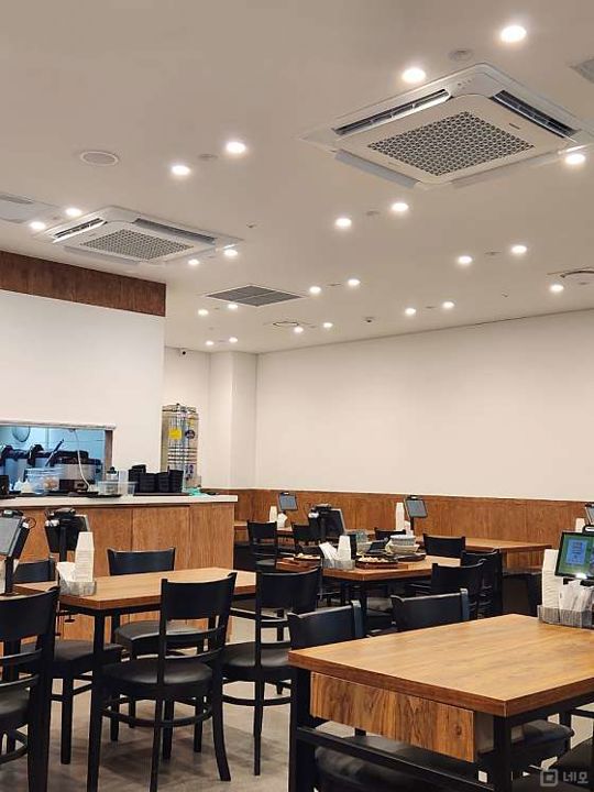 가산동 지식산업센터 상가에 위치한 음식점 매물의 1번째 사진
