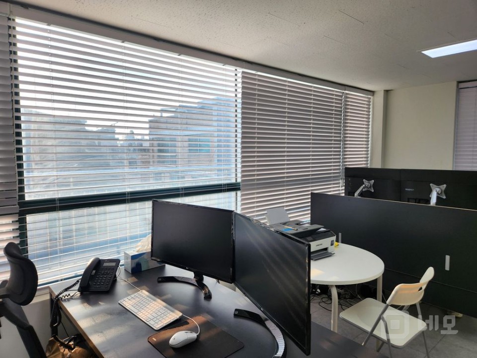 테라스, 주차, 엘리베이터, 채광 갖춘 화이트톤 소형 공간 L 매물의 2번째 사진