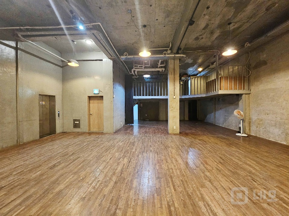 I세븐I 연남동 유동인구풍부 지층 층고높은 복층 상가 사무실 매물의 3번째 사진