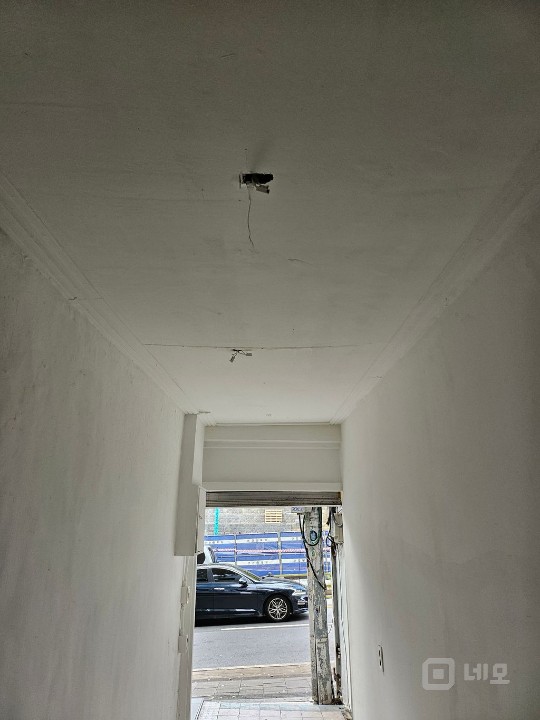 홍대정문 버스정류장 바로앞 매물의 5번째 사진