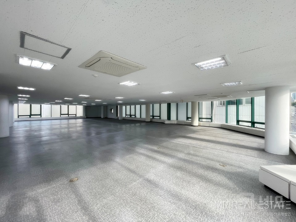 도산공원사거리.대로변건물.주차4대가능.대형평수 매물의 2번째 사진