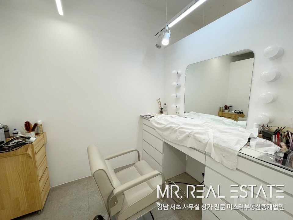 강남구청역도보1분.메이크업샵.발렛가능 매물의 11번째 사진