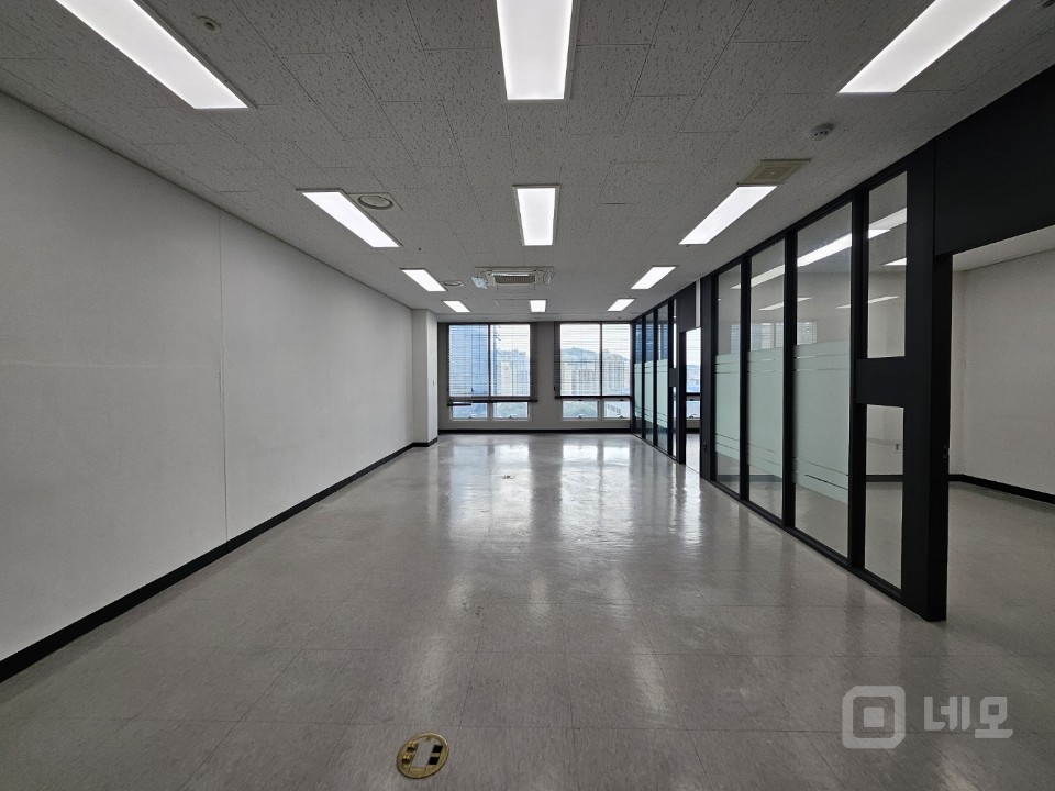 실30평 룸2개 탕비실 인테리어 깔끔, 가성비 좋은 사무실 임대 매물의 1번째 사진