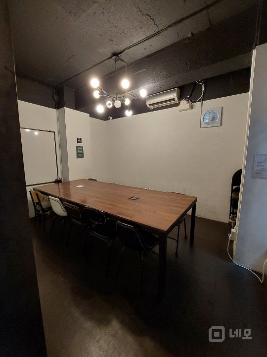 신촌역 및 연세대 인근 유동인구 많은 2층 카페 매물의 4번째 사진