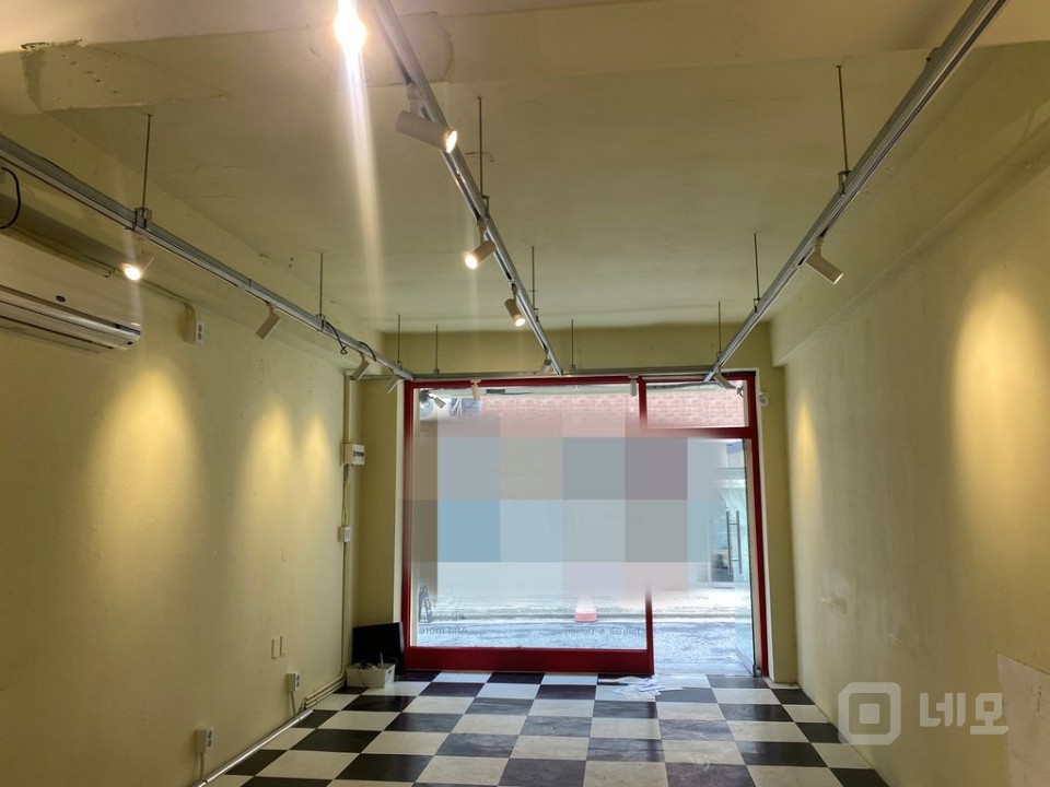 홍대 책거리 공원 이면 1층 무권리 상가입니다. 매물의 4번째 사진