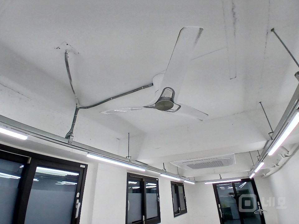 홍대입구역 도보 5분 신축급 1층 사무실 작업실 매물의 10번째 사진