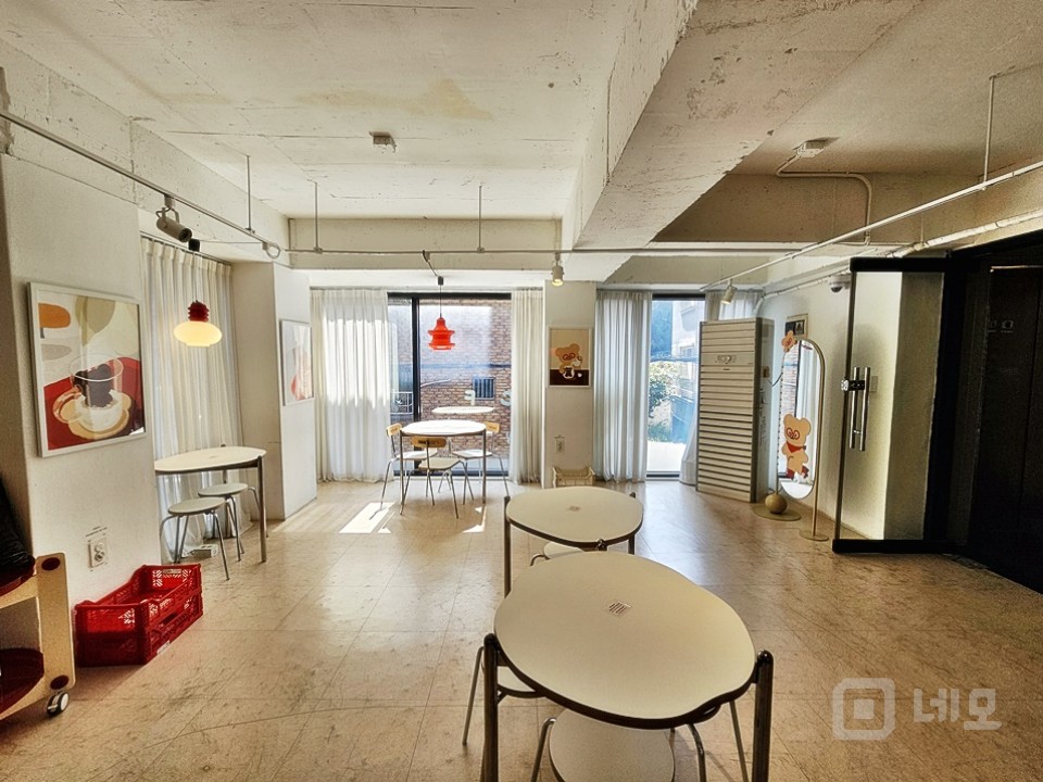 JS 연남동 핫플 미로길 1,2층 가시성 좋은 신축급 상가 매물의 5번째 사진