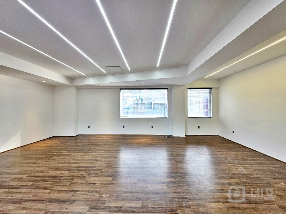 ✅ 장난 아닌 채광 ✅ 장난 아닌 가성비 ✅ 신사동에 이런 곳이? 매물의 4번째 사진