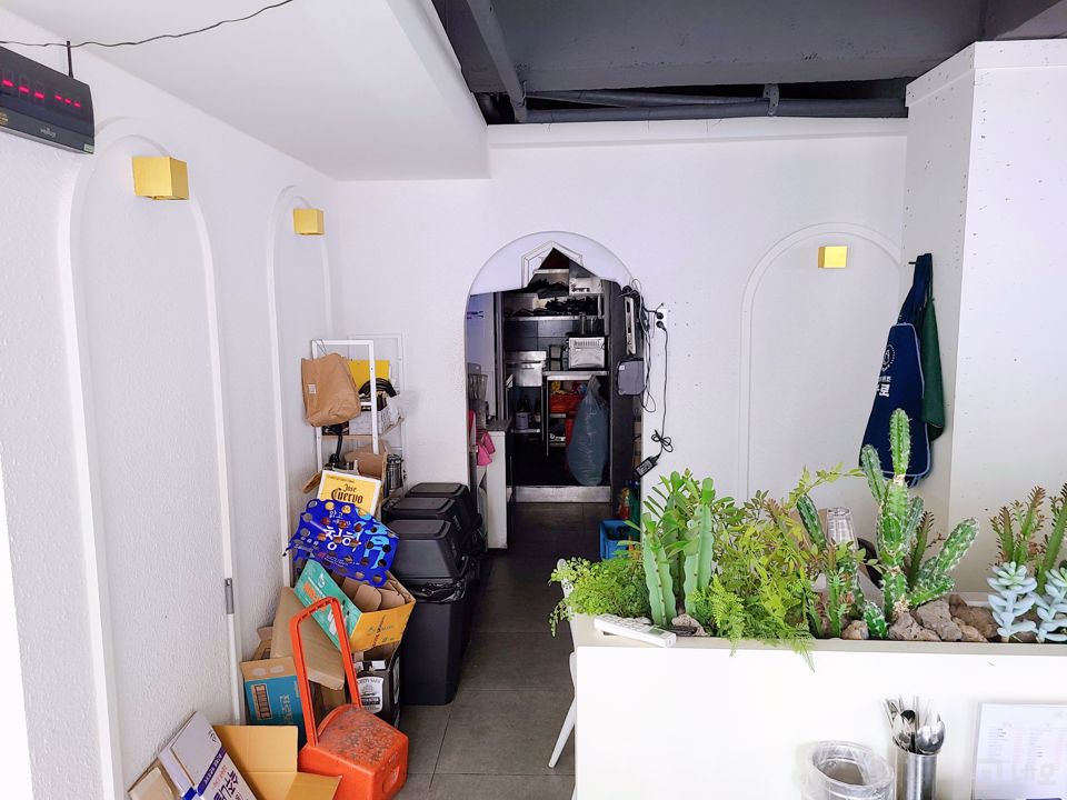 창천동 코너자리에 위치한 요리주점 매물의 3번째 사진