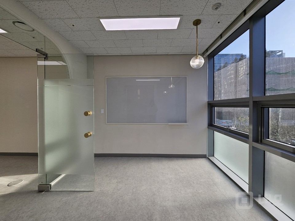 인테리어 예쁜 사무실 실13평 룸1 싱크대 입주협의 매물의 5번째 사진