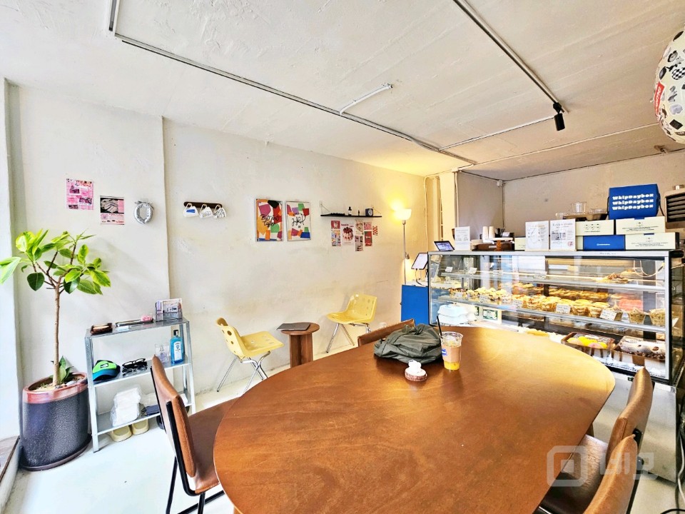 벚꽃길 골목 젠틀몬스터 본사 옆 건물 매물의 3번째 사진