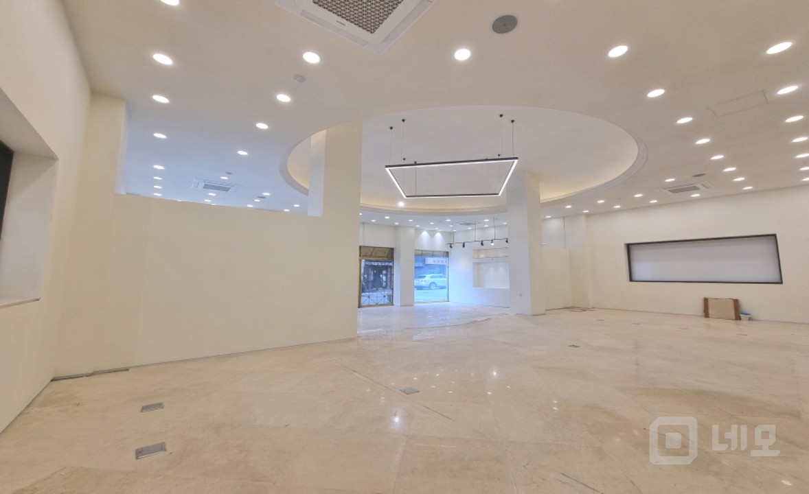 강남구청역도보2분/고급건물 1층상가 귀한무권리 매물의 4번째 사진