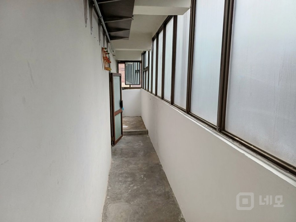 깔끔하게 수리된 사무실,남녀구분 깔끔한 화장실,베란다 있음.먹골역 5분. 매물의 6번째 사진