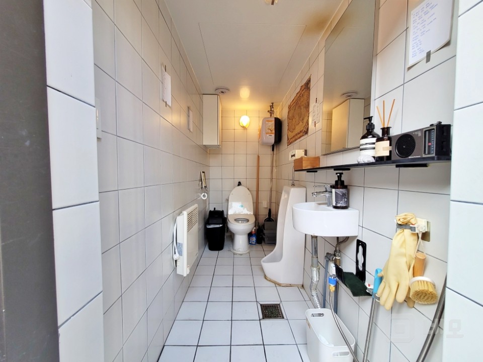 GATE 연남동 벗꽃길 인근 전면 통유리 노출 좋은 소형 상가 매물의 9번째 사진