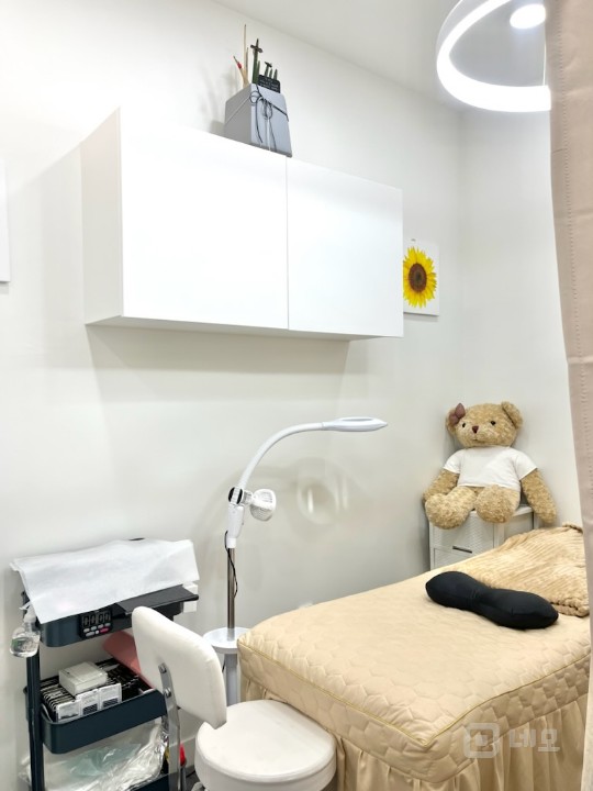 상동역 인근 인테리어 잘 된 네일샵 매물의 3번째 사진