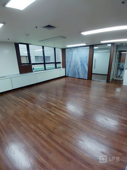 신논현역 도보4분, 공간분리된 사무실 매물의 5번째 사진